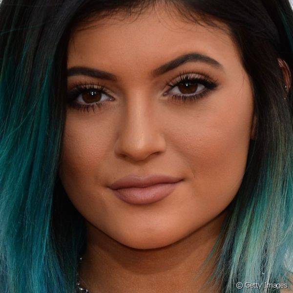 Os longos cílios com o canto interno iluminado dos olhos, e o contorno labial preenchido com batom marrom opaco, são a preferência de Kylie, e foram usados durante o Billboard Music Awards de 2014